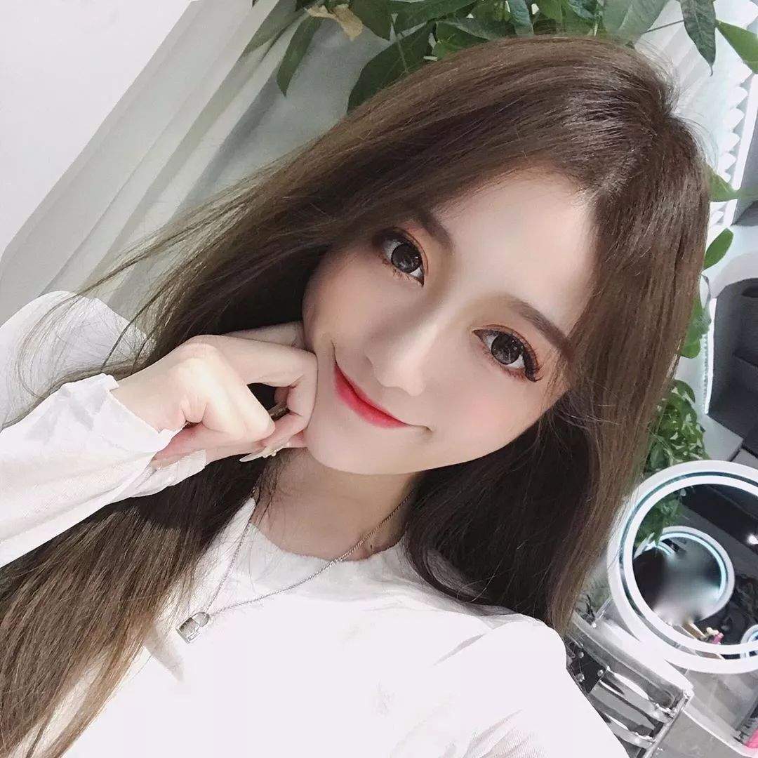 上翘的嘴角像月牙