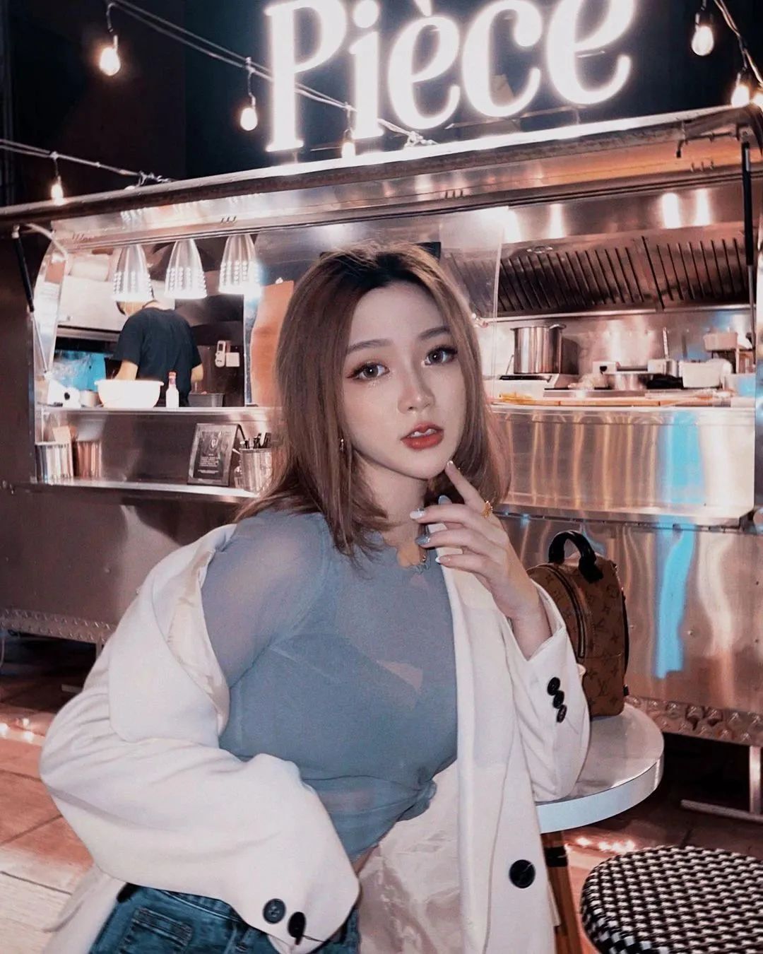 台妹：极致腰臀比  动人蜜桃臀