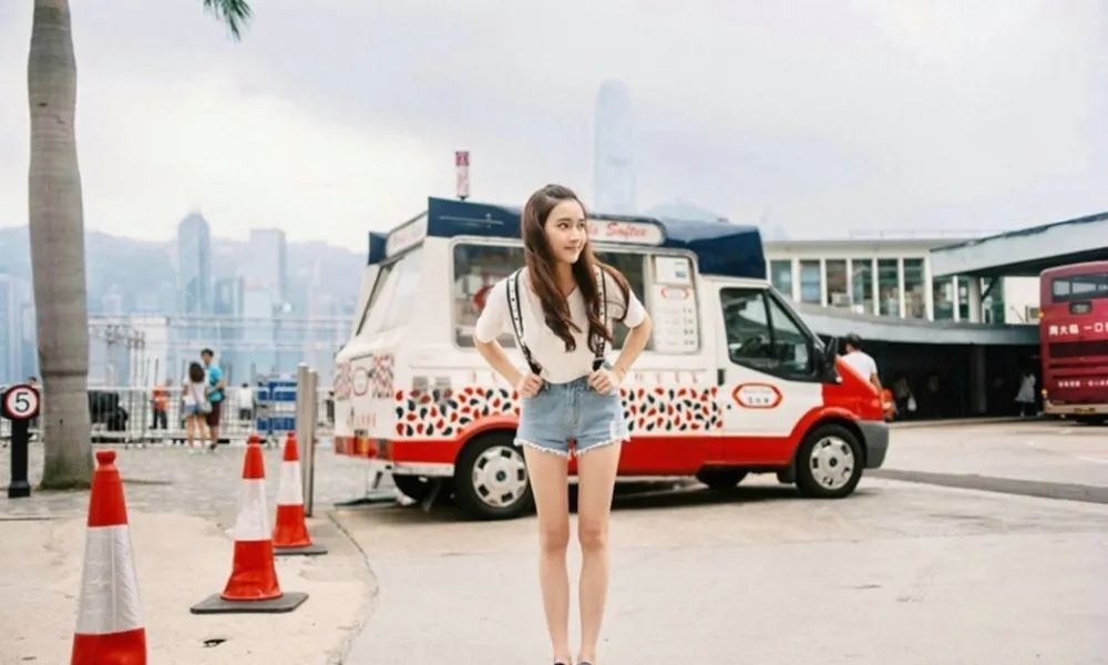 金发少女牛仔短裤，青春活力街拍