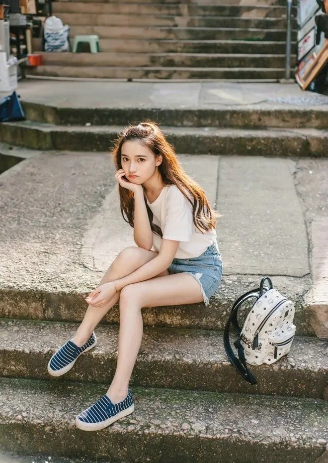 金发少女牛仔短裤，青春活力街拍
