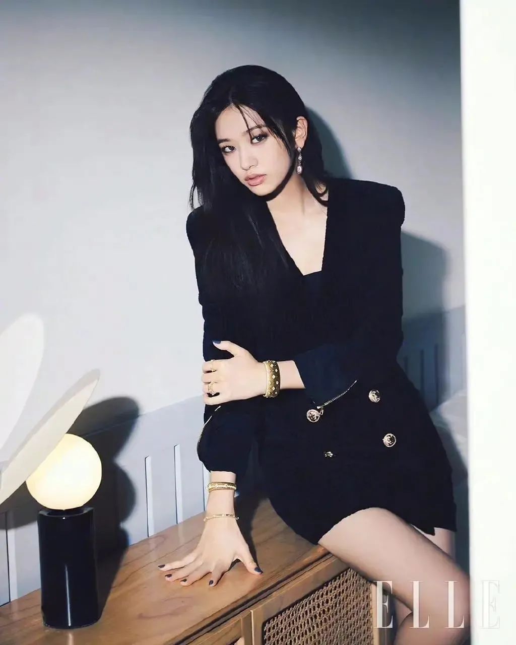 安宥真，ELLE Korea 11月刊画报释出，冷御干练，演绎别样的珠宝美人格调