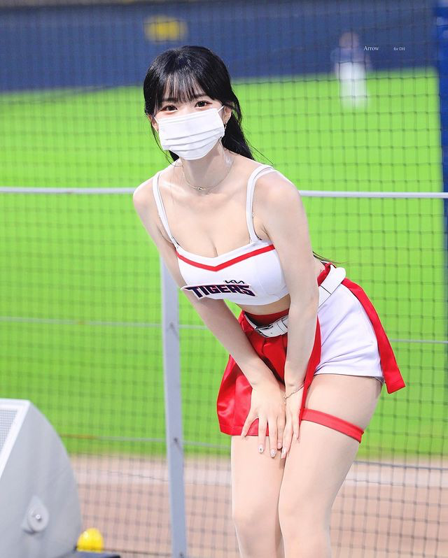 韩国网红：啦啦队长的完美大长腿