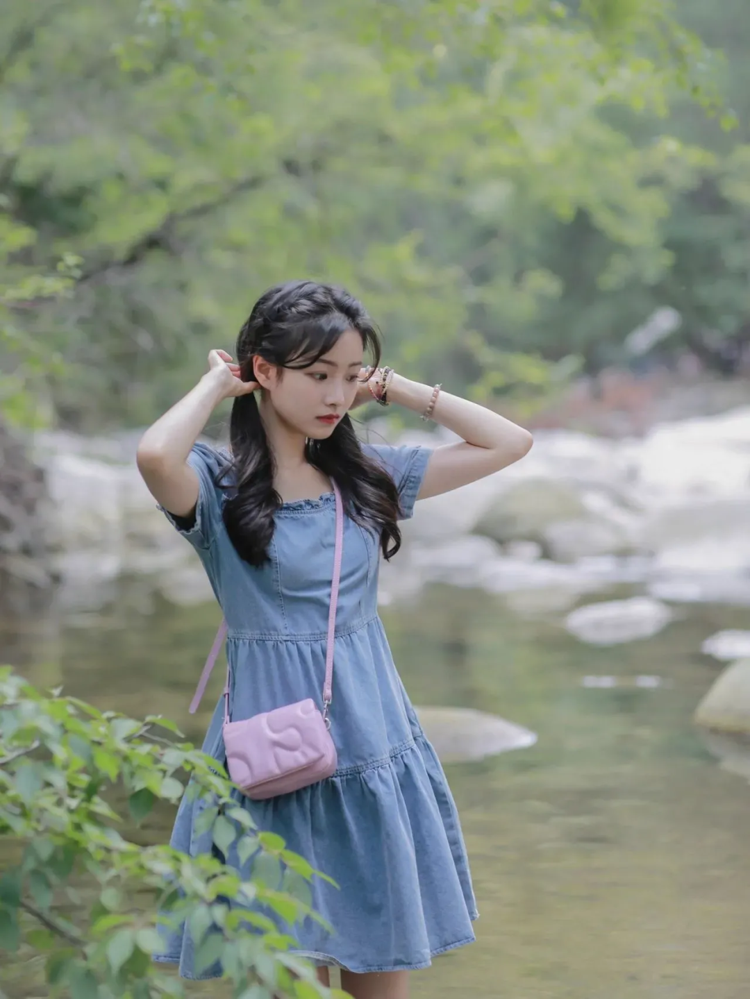 太热了，女神去山里避暑啦