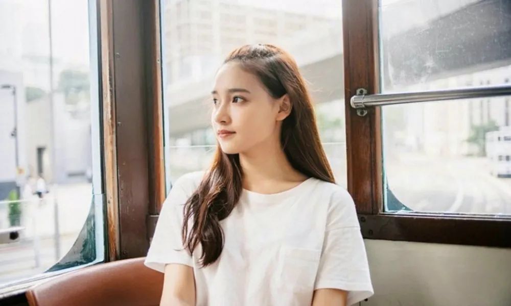 金发少女牛仔短裤，青春活力街拍