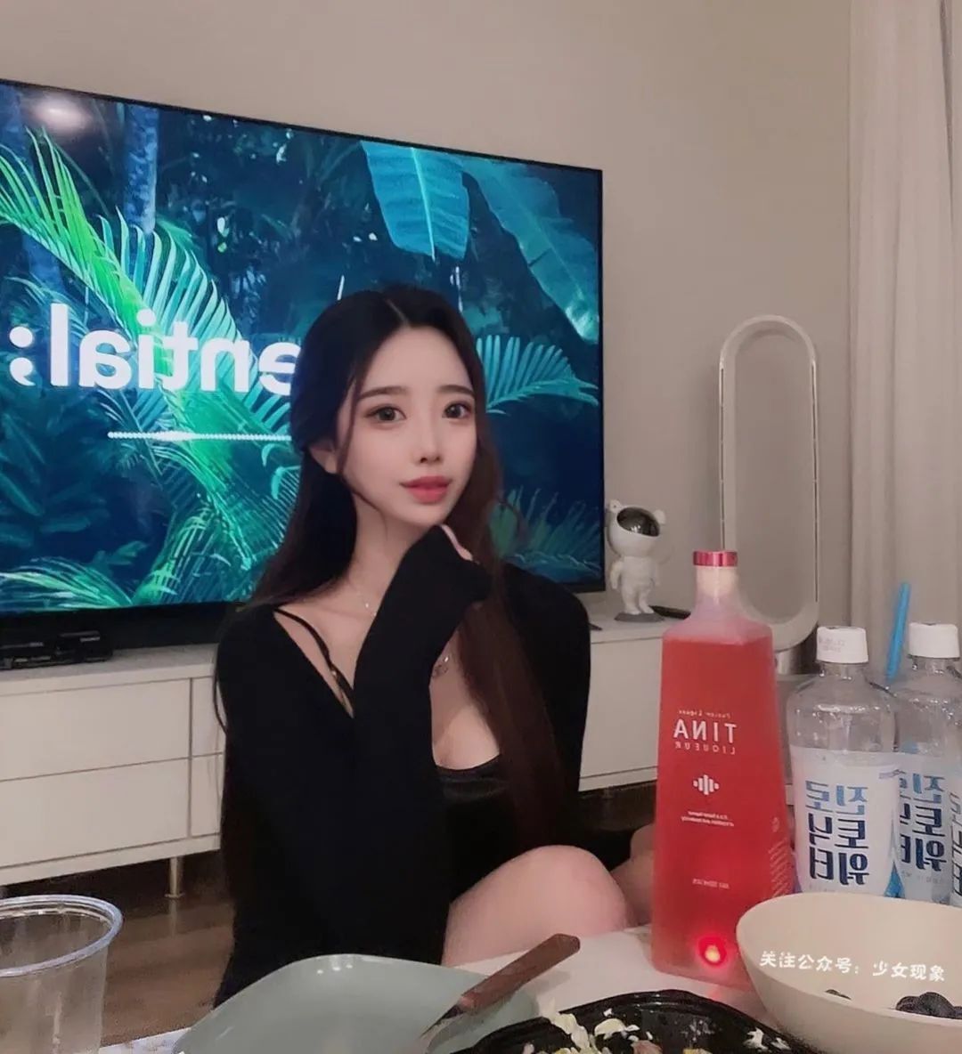回头率满分的小姐姐~都是身材太好惹的祸！