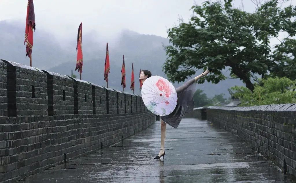 雨中轻盈起舞，几分明艳，几分优雅。