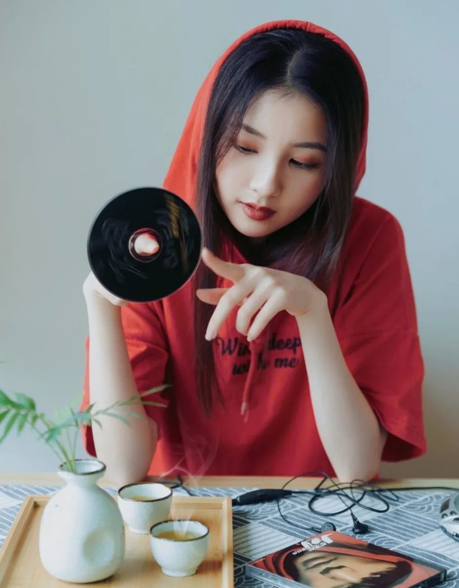 黑色长发美女 红衣牛仔裤迷人生活照