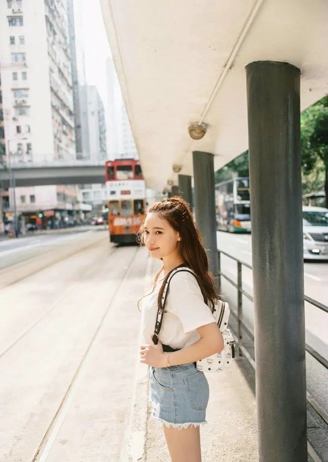 金发少女牛仔短裤，青春活力街拍