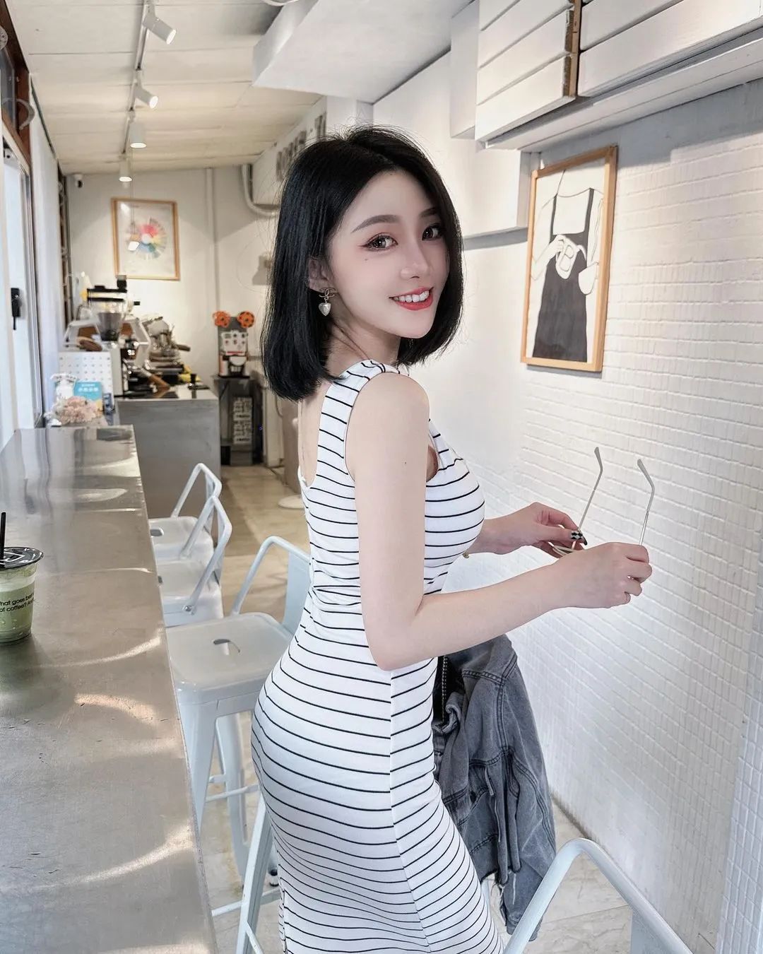 台妹：极致腰臀比  动人蜜桃臀