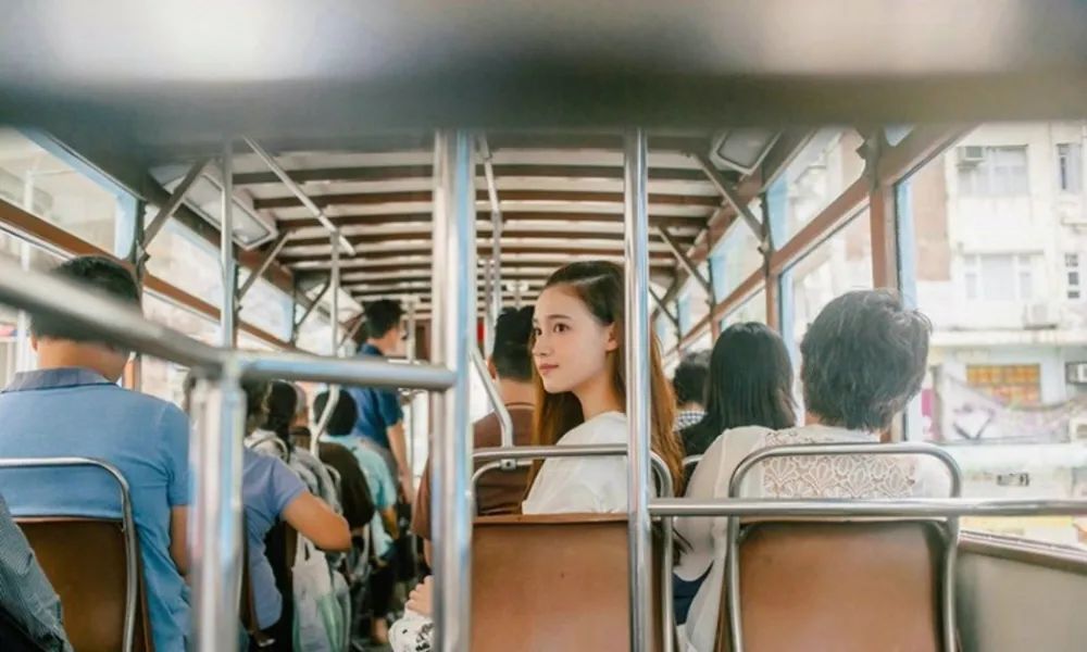 金发少女牛仔短裤，青春活力街拍