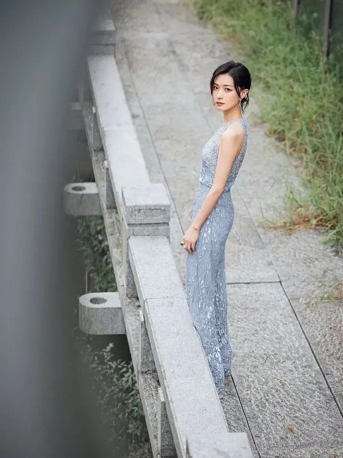 万茜的气质也太飒了吧，蓝色连体裤高挑时髦，帅气利落