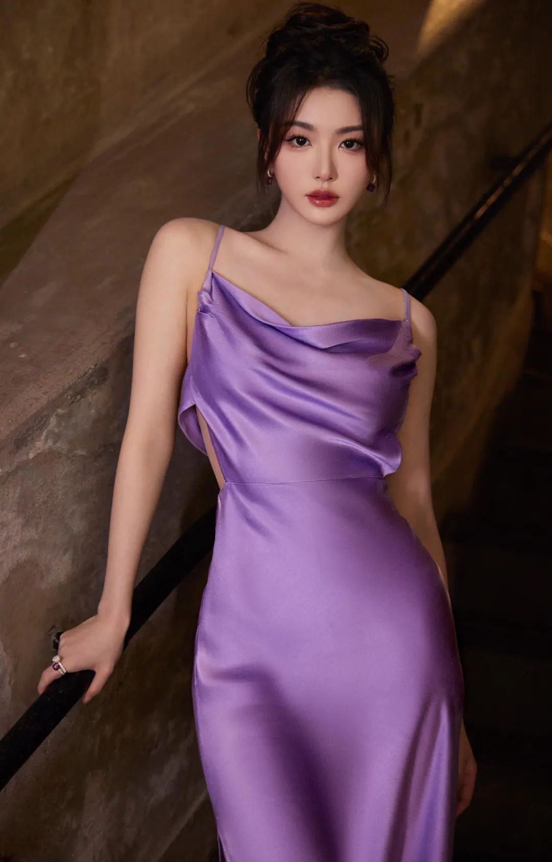 紫色吊带露背长裙，惊艳之美，仙气十足！