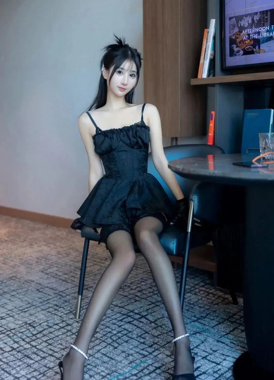 秀人网写真-女神小果冻儿蕾丝吊带配丝袜