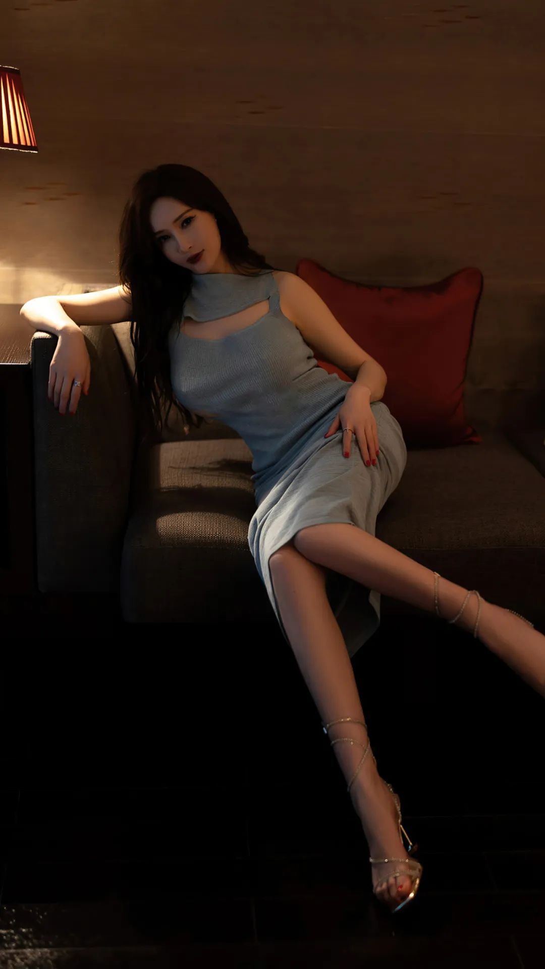 周妍希-灰色镂空连衣裙搭配性感高跟鞋