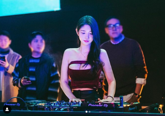 兄弟们，韩国美女DJ，长相清纯，身材无敌，适合做你女朋友吗？