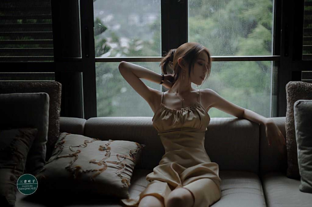 雨天孤独的靠窗睡裙美女性感私房写真