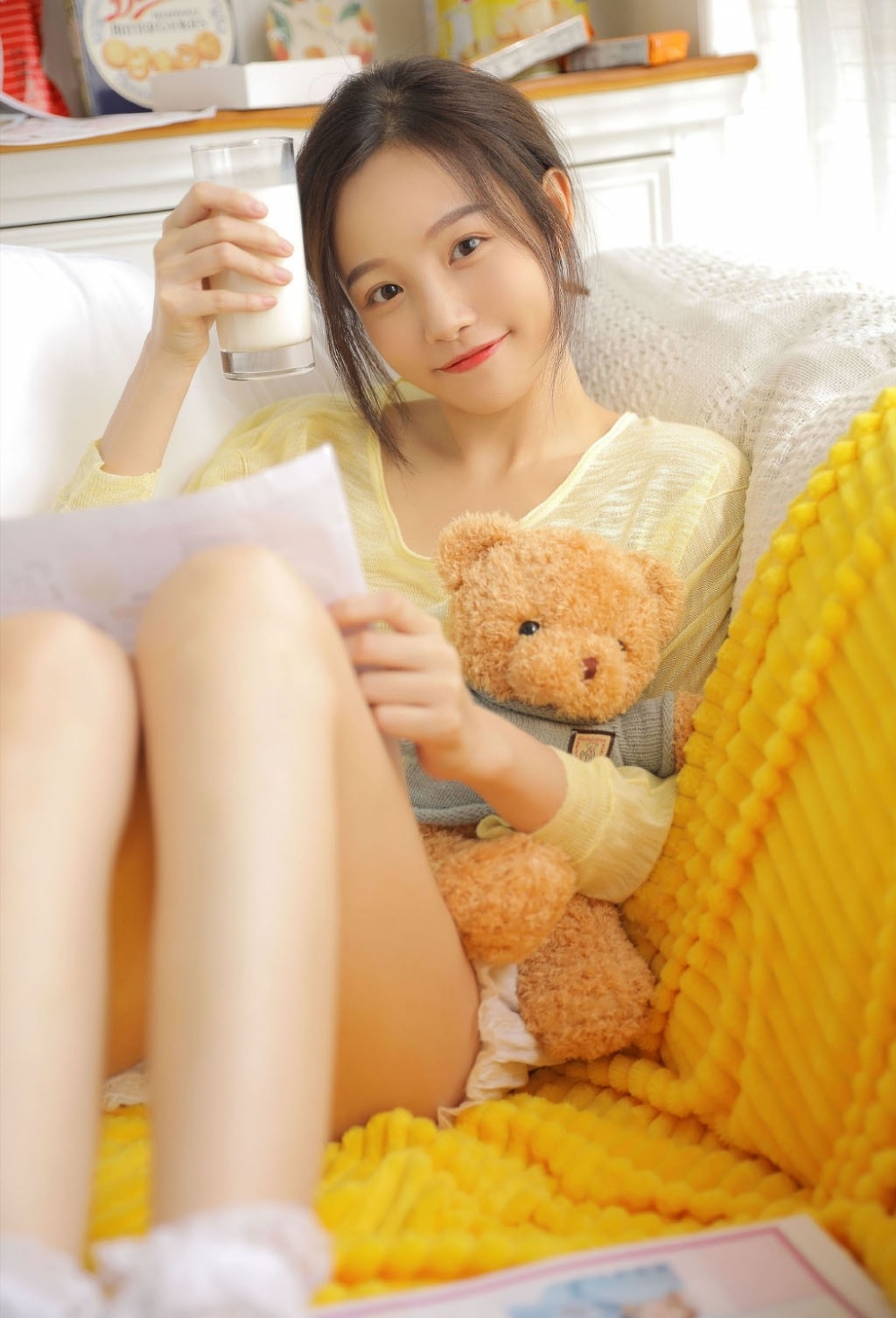 白皙美女白袜美腿清纯居家写真图片