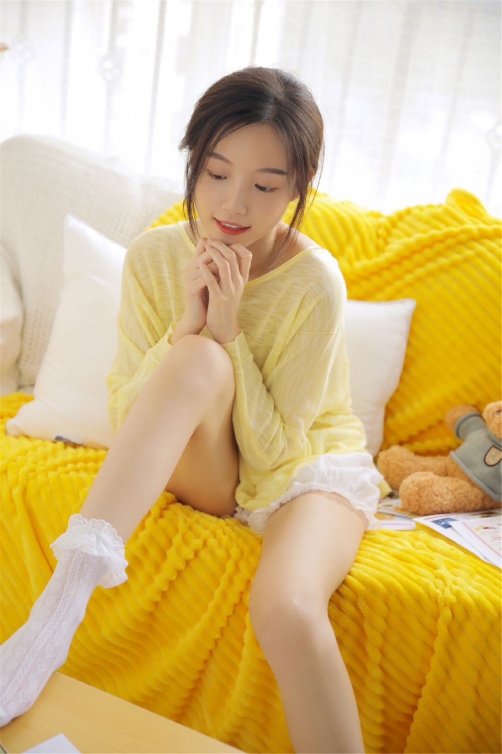 白皙美女白袜美腿清纯居家写真图片