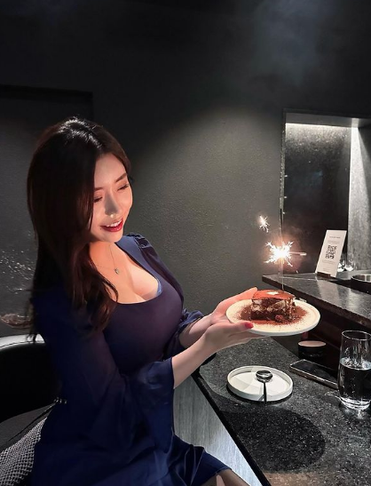 兄弟们，韩国顶级美女网红，微胖天花板，甜美可爱，没有科技狠活！