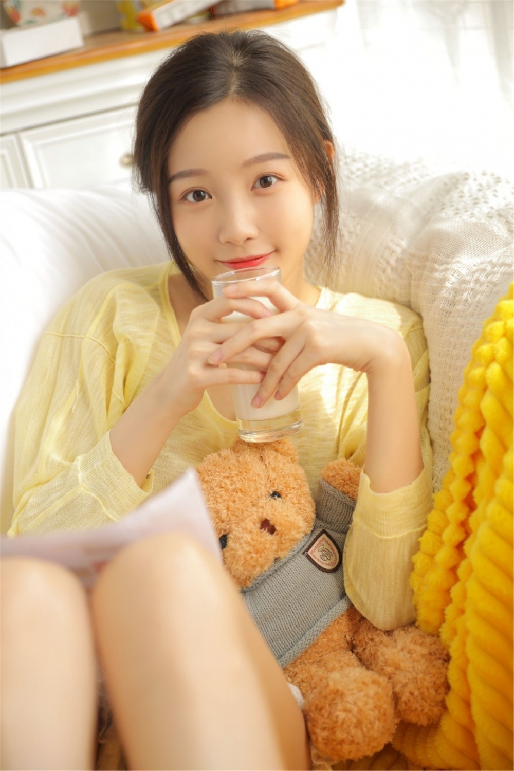 白皙美女白袜美腿清纯居家写真图片