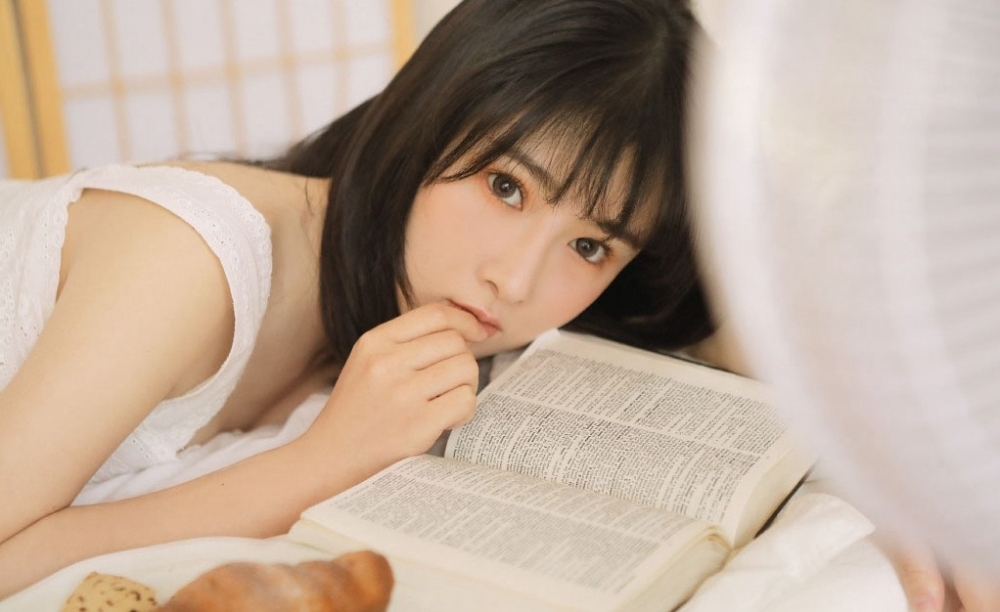 白色吊带装性感白袜美女居家写真图片