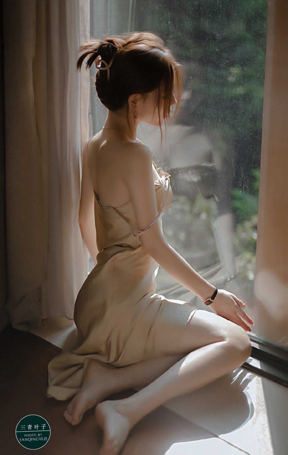 雨天孤独的靠窗睡裙美女性感私房写真
