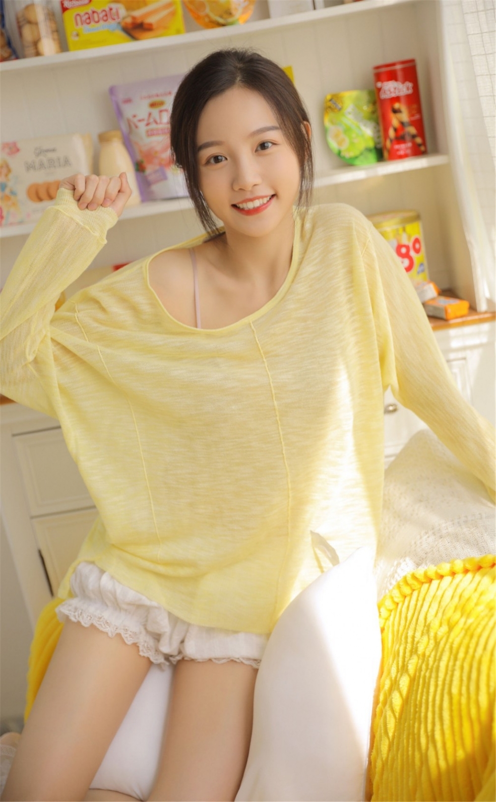 白皙美女白袜美腿清纯居家写真图片