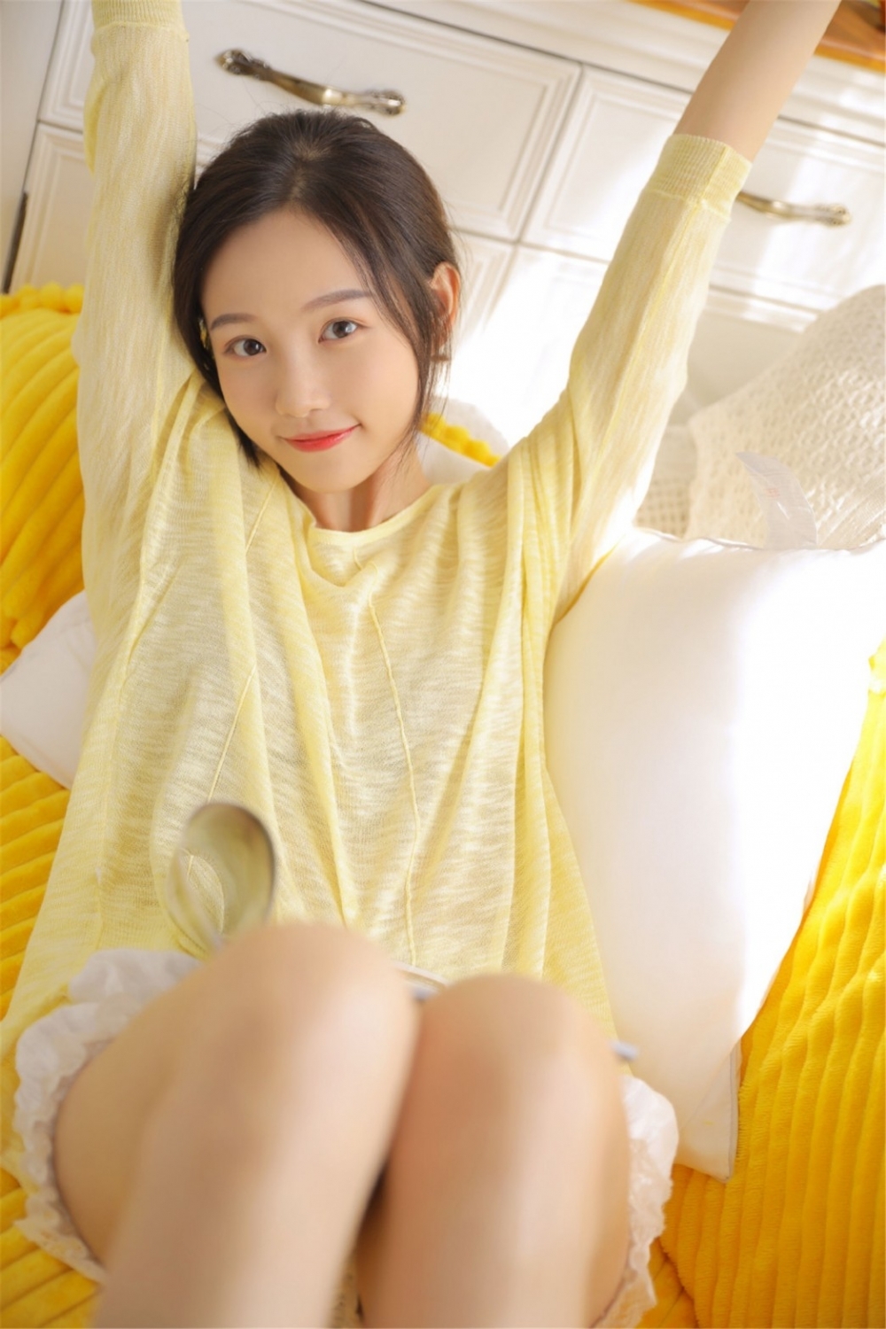 白皙美女白袜美腿清纯居家写真图片