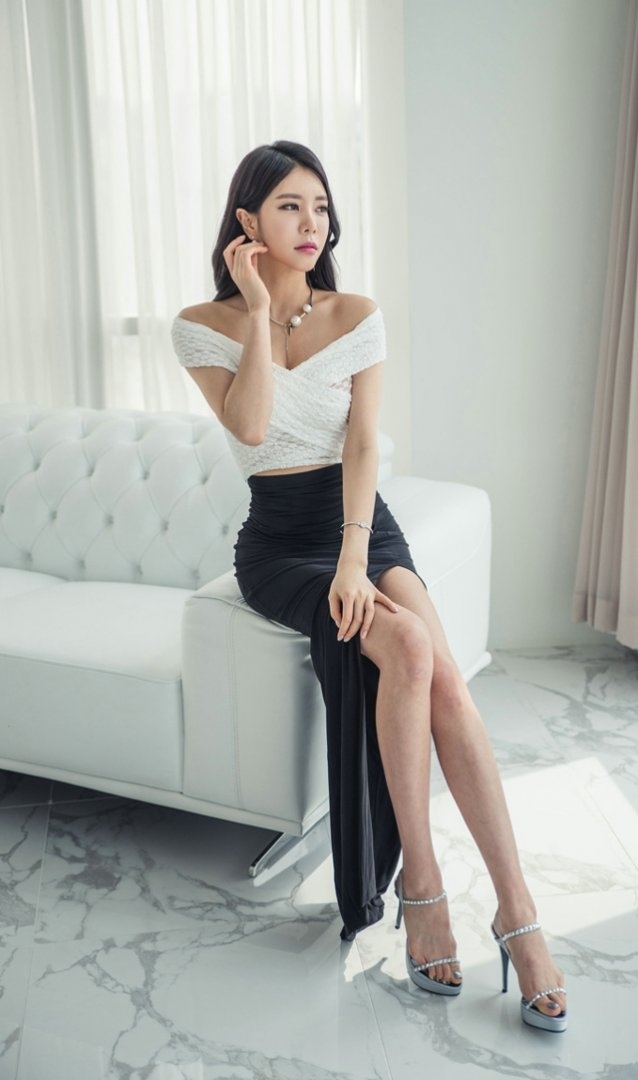 美女尤物低胸装包臀裙性感火辣私人拍摄
