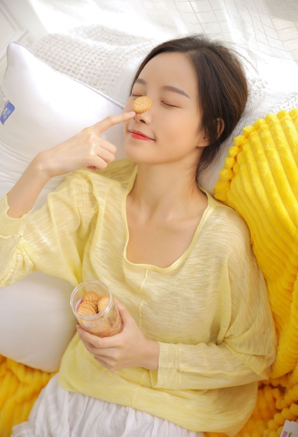 白皙美女白袜美腿清纯居家写真图片