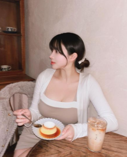 兄弟们，这个做你们的女朋友应该没啥意见吧！
