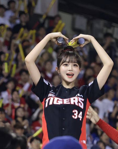 兄弟们，韩国顶级啦啦队美女，她真的，太会扭了，这谁顶得住！