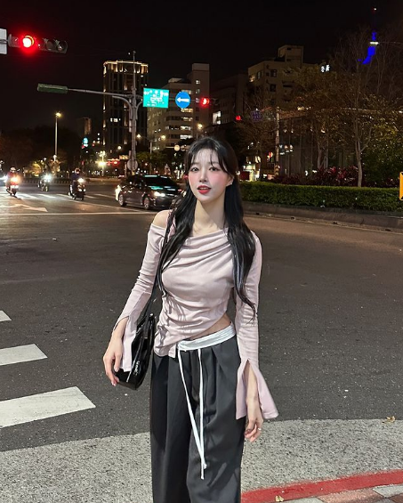 兄弟们，韩国顶级啦啦队美女，她真的，太会扭了，完全顶不住啊！
