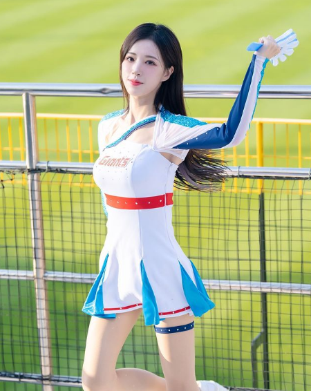兄弟们，韩国顶级啦啦队美女，她真的，太会扭了，完全顶不住啊！