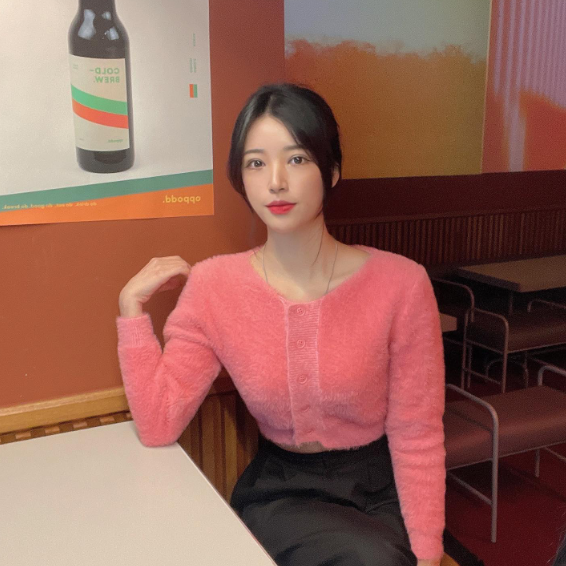 兄弟们，韩国顶级啦啦队美女，她真的，太会扭了，完全顶不住啊！