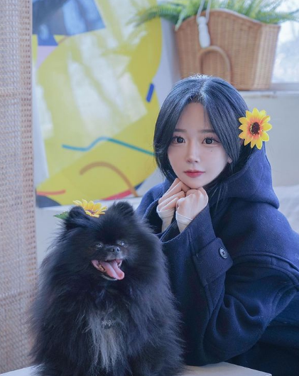 小短裙！黑丝大长腿！她真的，太会扭了！完全顶不住啊！