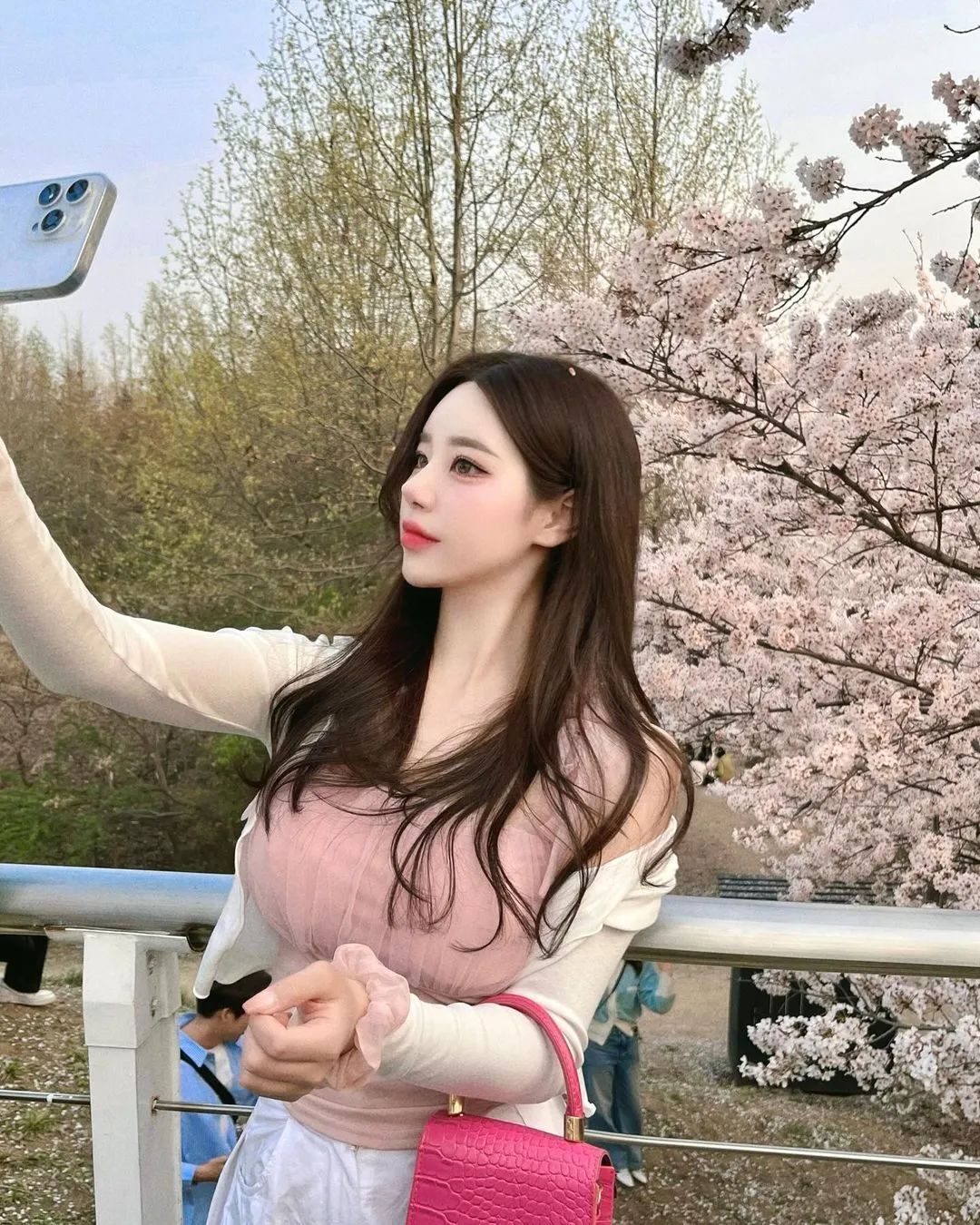 兄弟们，韩国顶级网红美女，清纯可爱，深藏不露，真的顶不住啊！