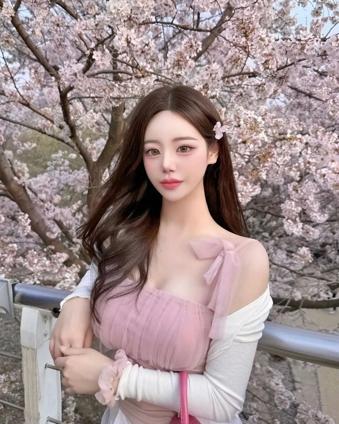 兄弟们，韩国顶级网红美女，清纯可爱，深藏不露，真的顶不住啊！