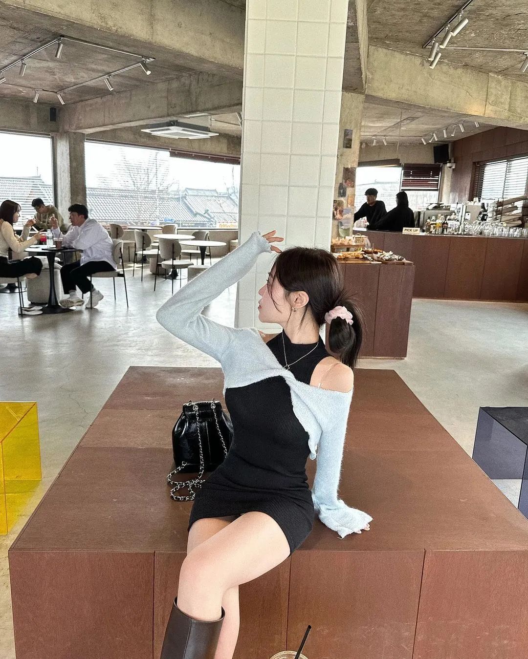 兄弟们，韩国顶级网红美女，红色更有韵味，这么大的事应该早点说！