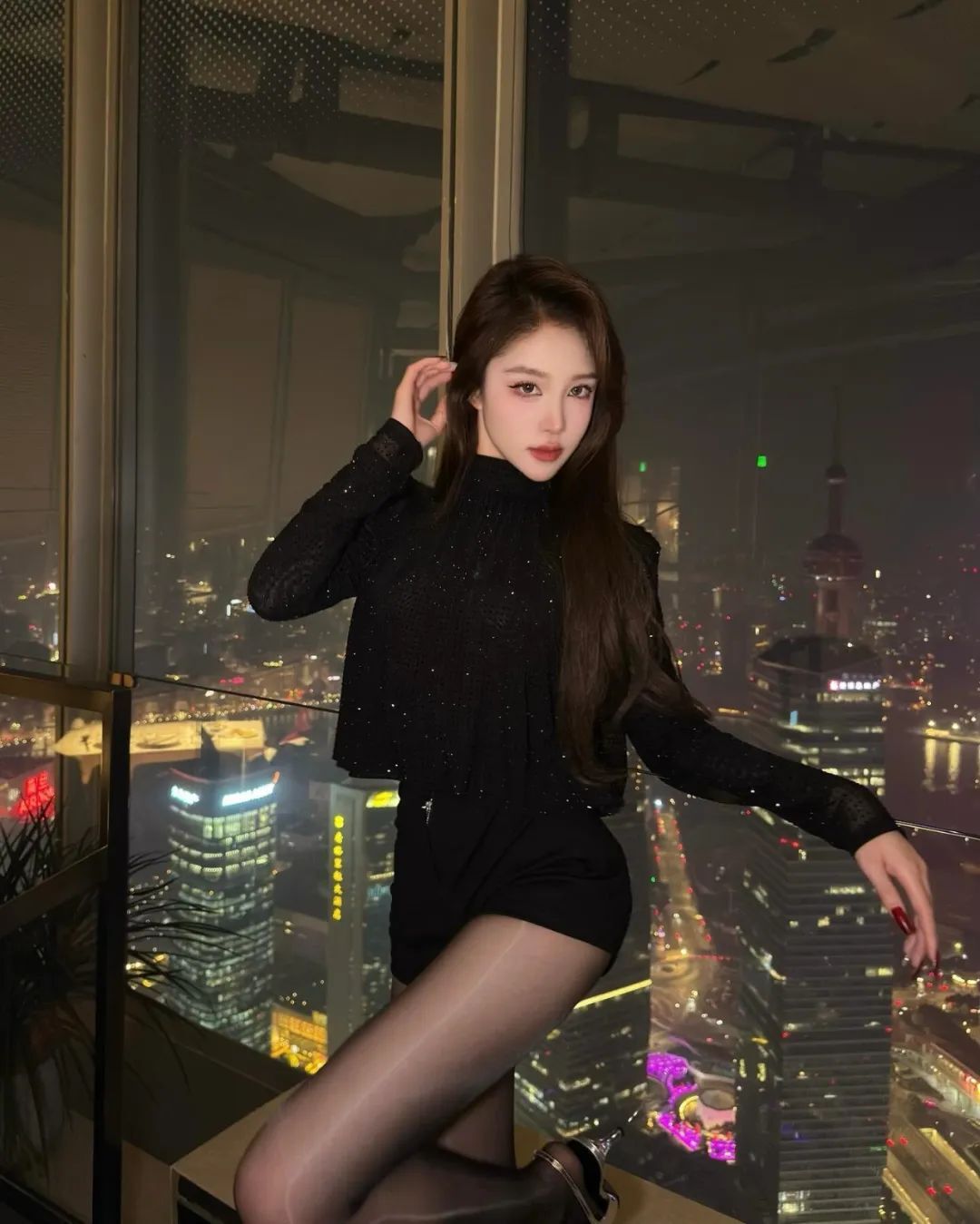满屏黑丝长腿！湖人女球迷，太顶了