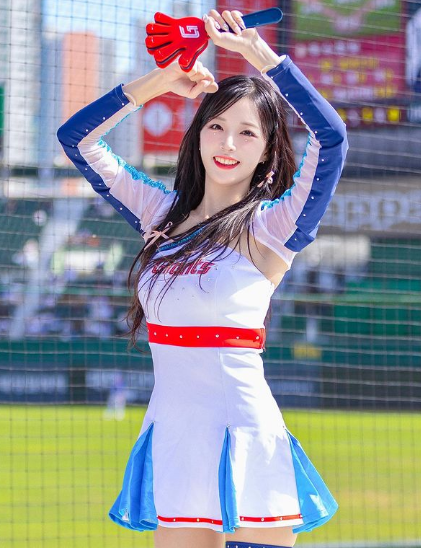 兄弟们，韩国顶级啦啦队美女，她真的，太会扭了，完全顶不住啊！