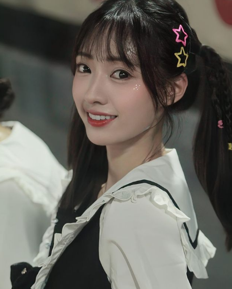 兄弟们，极品啦啦队美女！她真的，太会扭了，你们肯定顶不住！