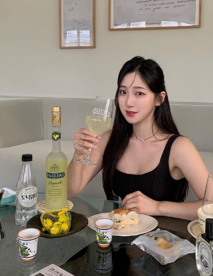 兄弟们，韩国顶级网红美女，真的好凶，长腿黑丝，你们肯定打不过！