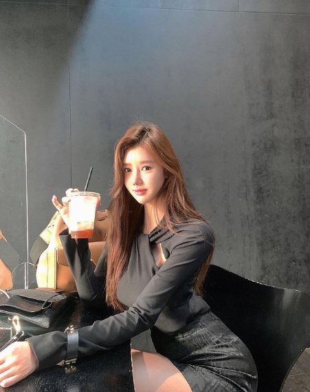 兄弟们，韩国顶级网红美女，高颜值，大长腿，这个很难不爱啊！