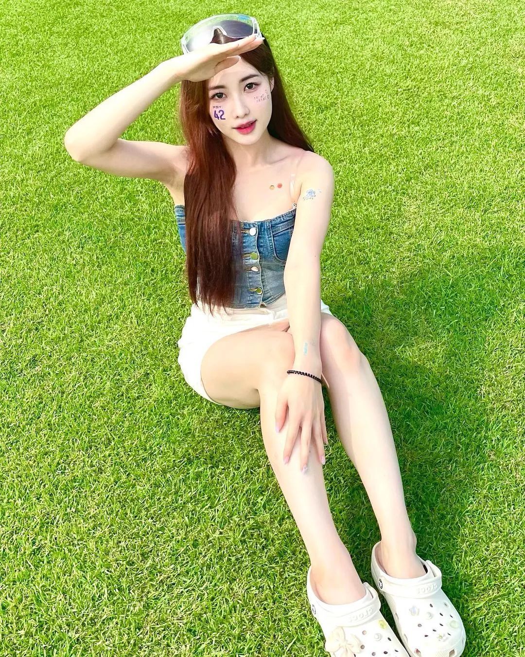兄弟们，这颜值身材都是顶级！受不了，真的太会扭了！