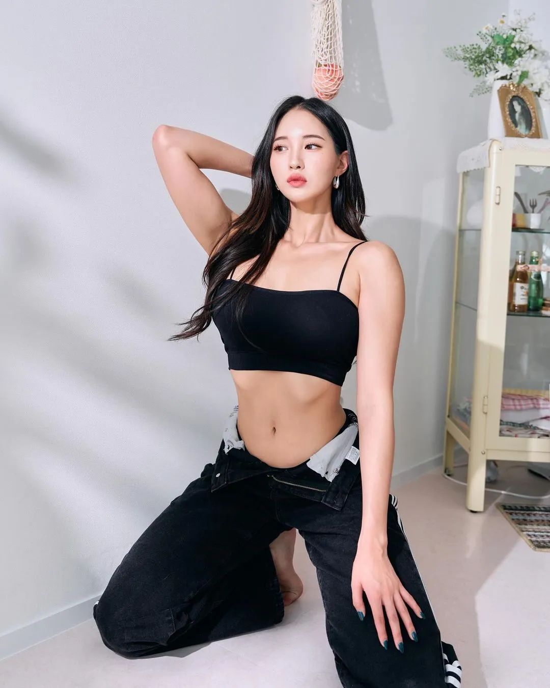 极品韩妹！脸和身材完全不符！蜂腰长腿，凹凸有致，完全顶不住！