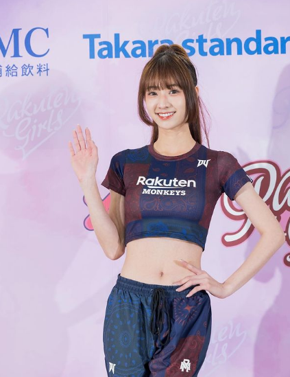 兄弟们，极品啦啦队美女！她真的，太会扭了，你们肯定顶不住！