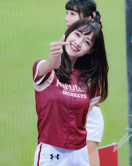 兄弟们，极品啦啦队美女！她真的，太会扭了，你们肯定顶不住！