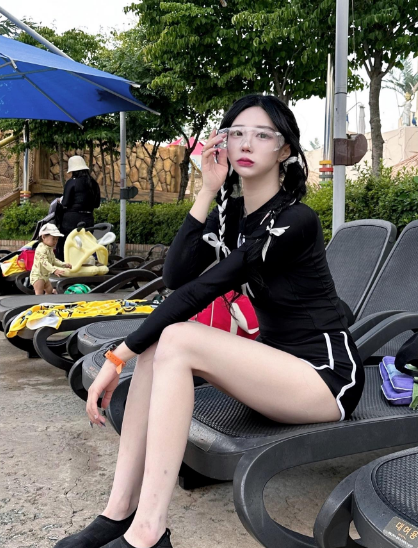 小短裙！黑丝大长腿！她真的，太会扭了！完全顶不住啊！