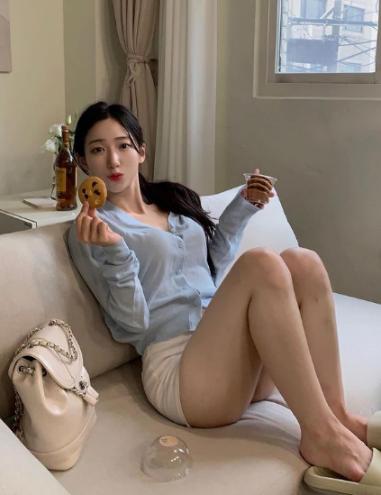 兄弟们，韩国顶级网红美女，真的好凶，长腿黑丝，你们肯定打不过！